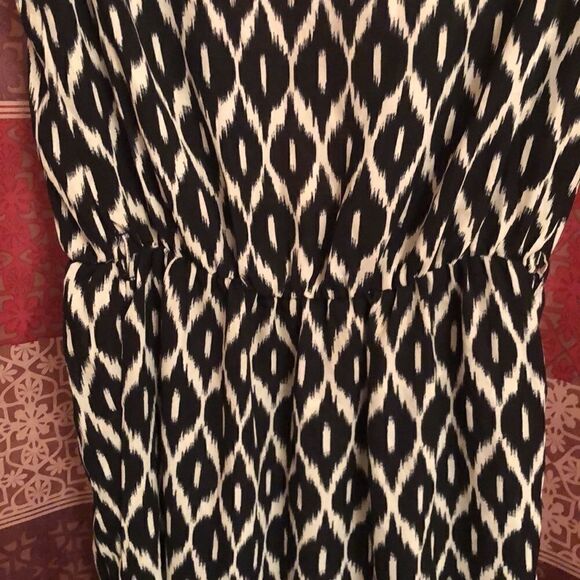 Dez Low-cut V cut Women’s dress - Picture 5 of 6